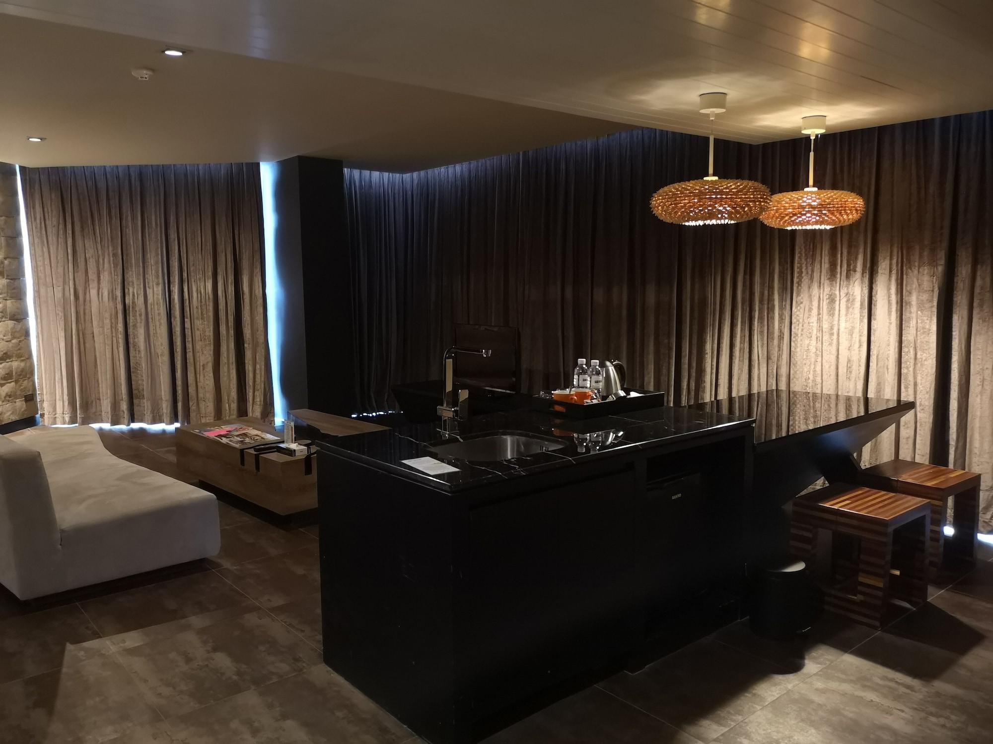 Tsix5 Quarter Hotell Pattaya Exteriör bild