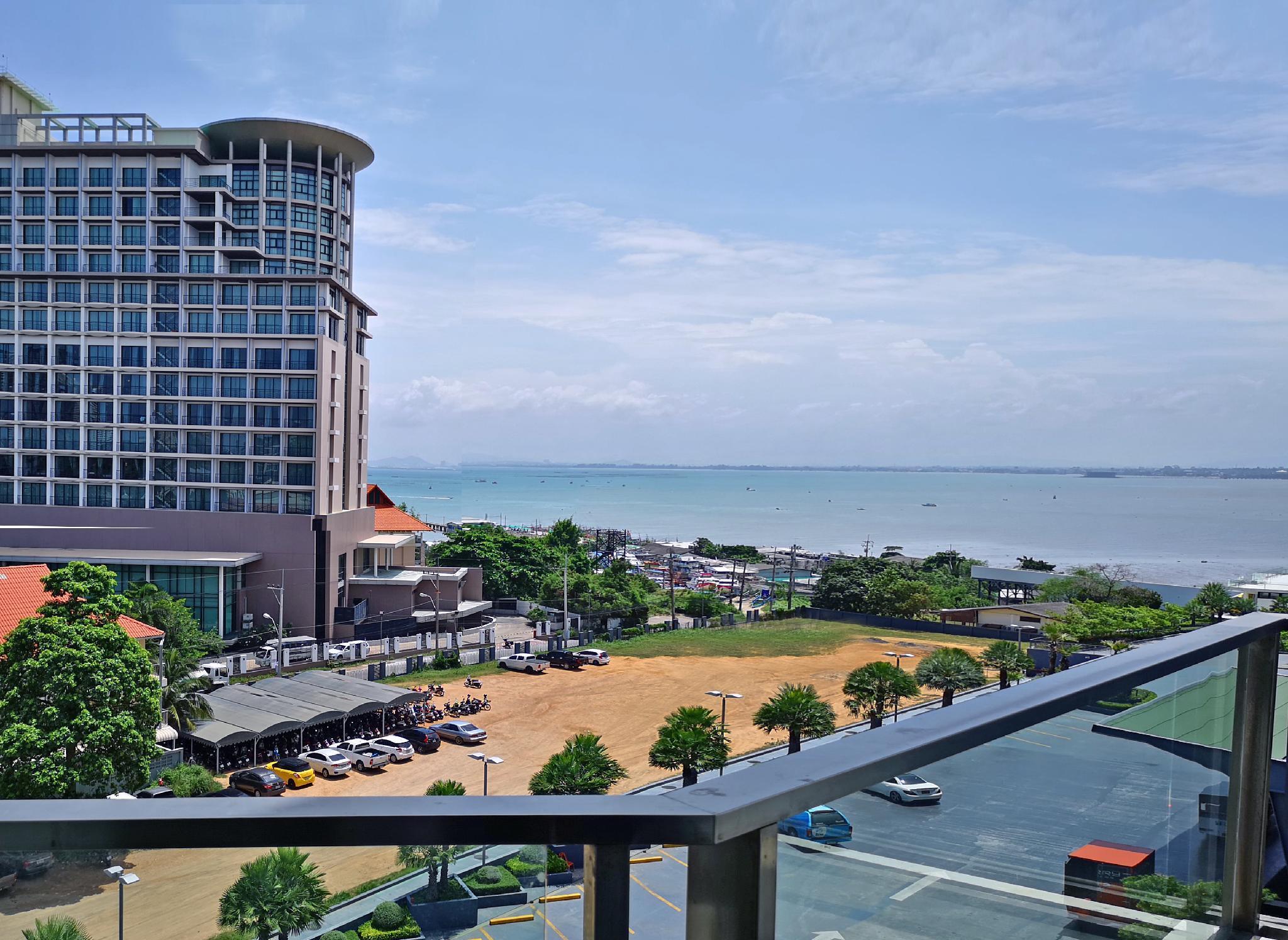 Tsix5 Quarter Hotell Pattaya Exteriör bild