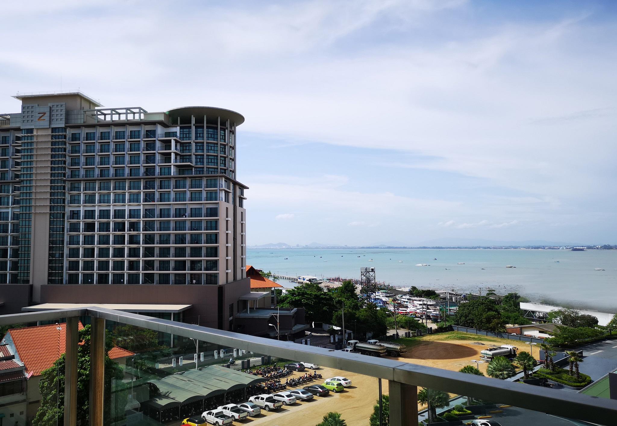 Tsix5 Quarter Hotell Pattaya Exteriör bild