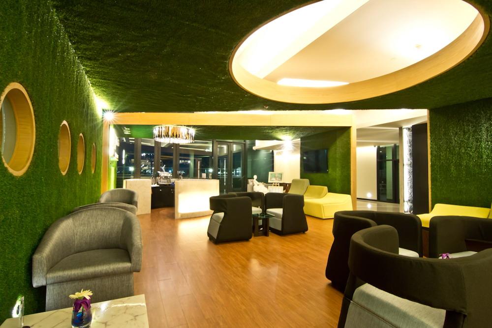 Tsix5 Quarter Hotell Pattaya Exteriör bild