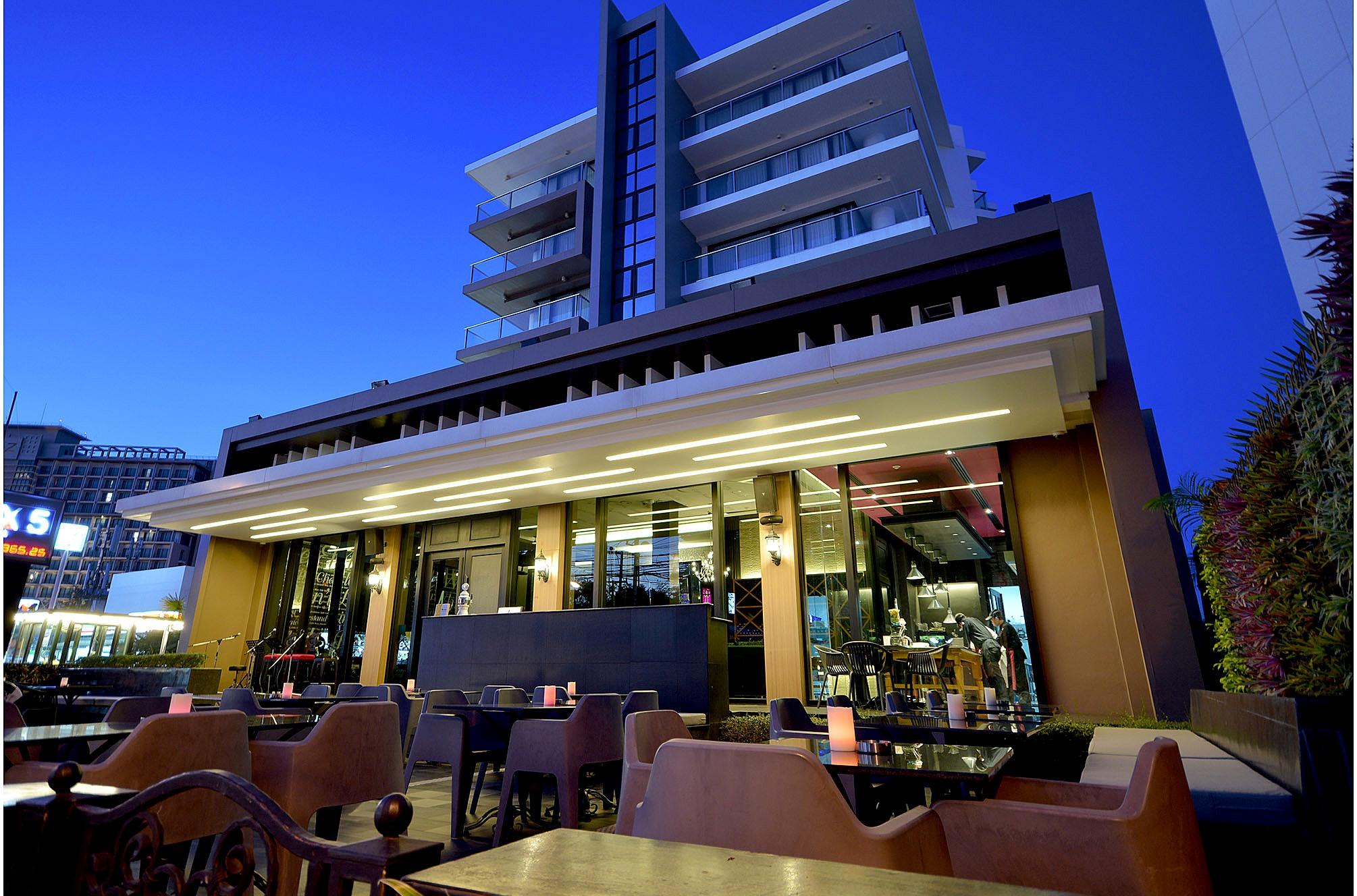 Tsix5 Quarter Hotell Pattaya Exteriör bild