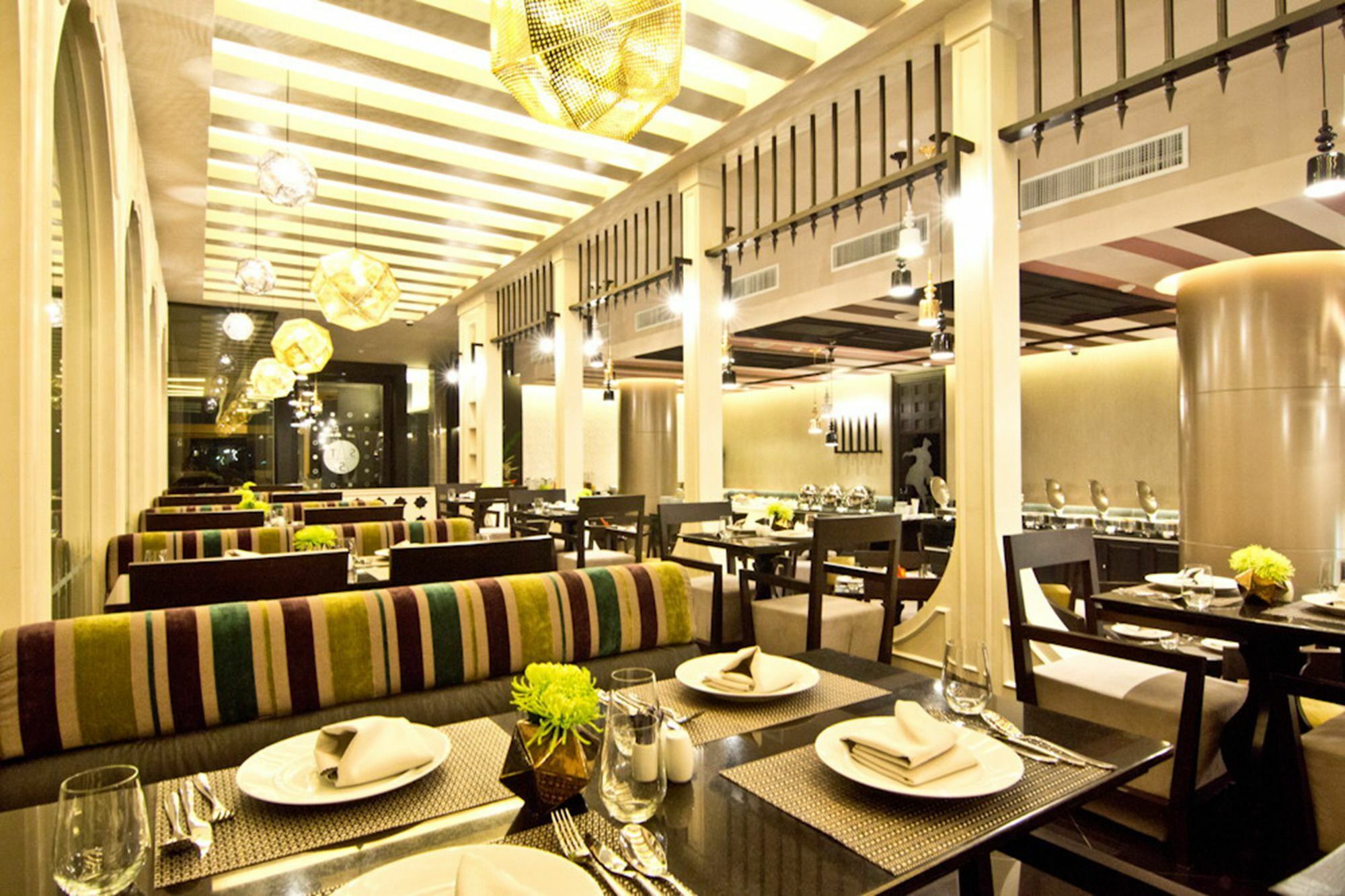 Tsix5 Quarter Hotell Pattaya Exteriör bild